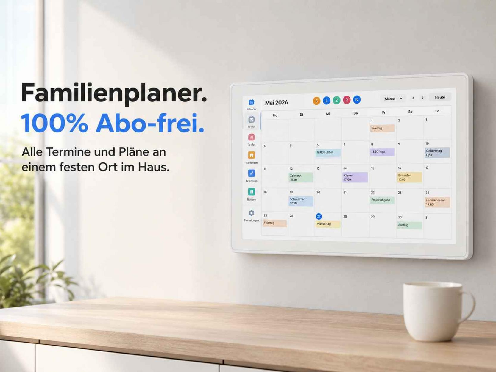 Wandkalender mit deutscher Aufschrift und Kaffeetasse auf Holztisch.