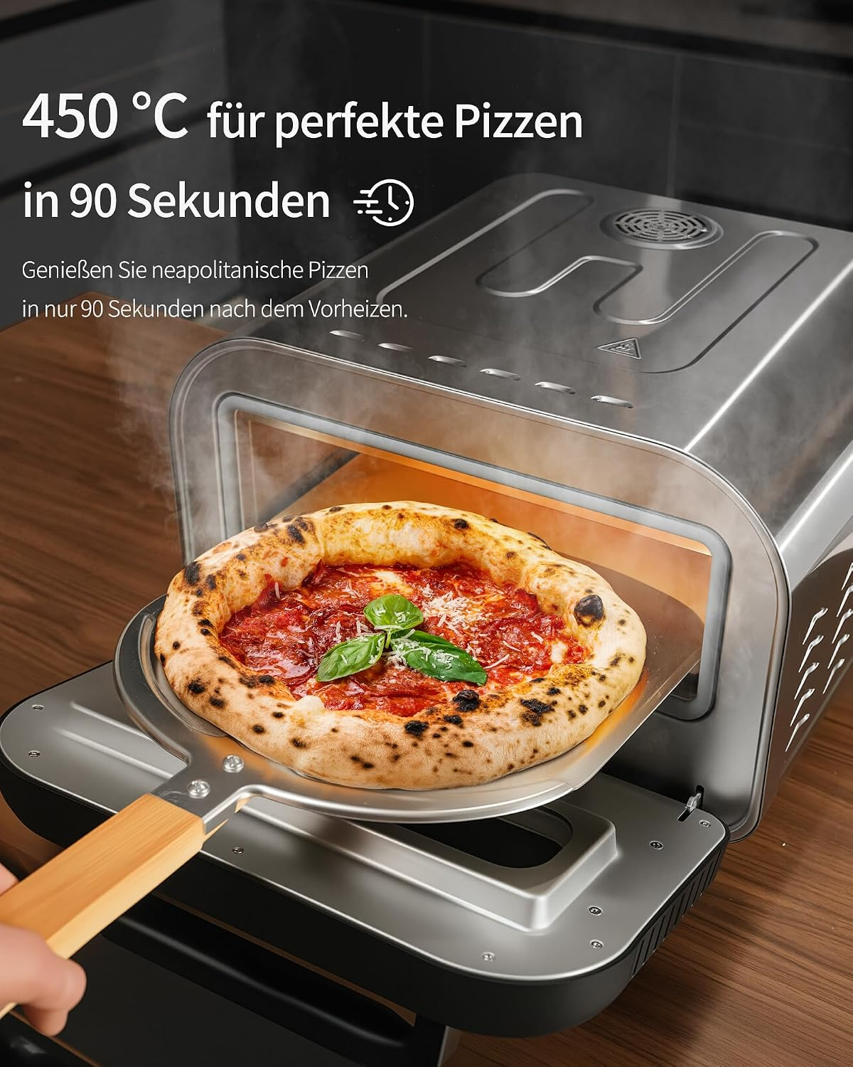 Eine Pizza auf einem Schieber vor einem offenen, heißen Pizzaofen.