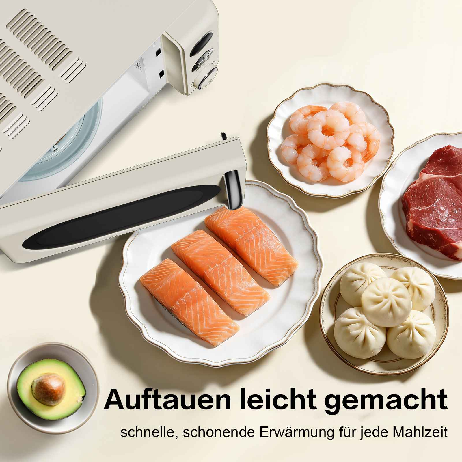 Mikrowelle und Teller mit rohem Lachs, Garnelen, Fleisch und Teigtaschen auf hellem Tisch mit Text.