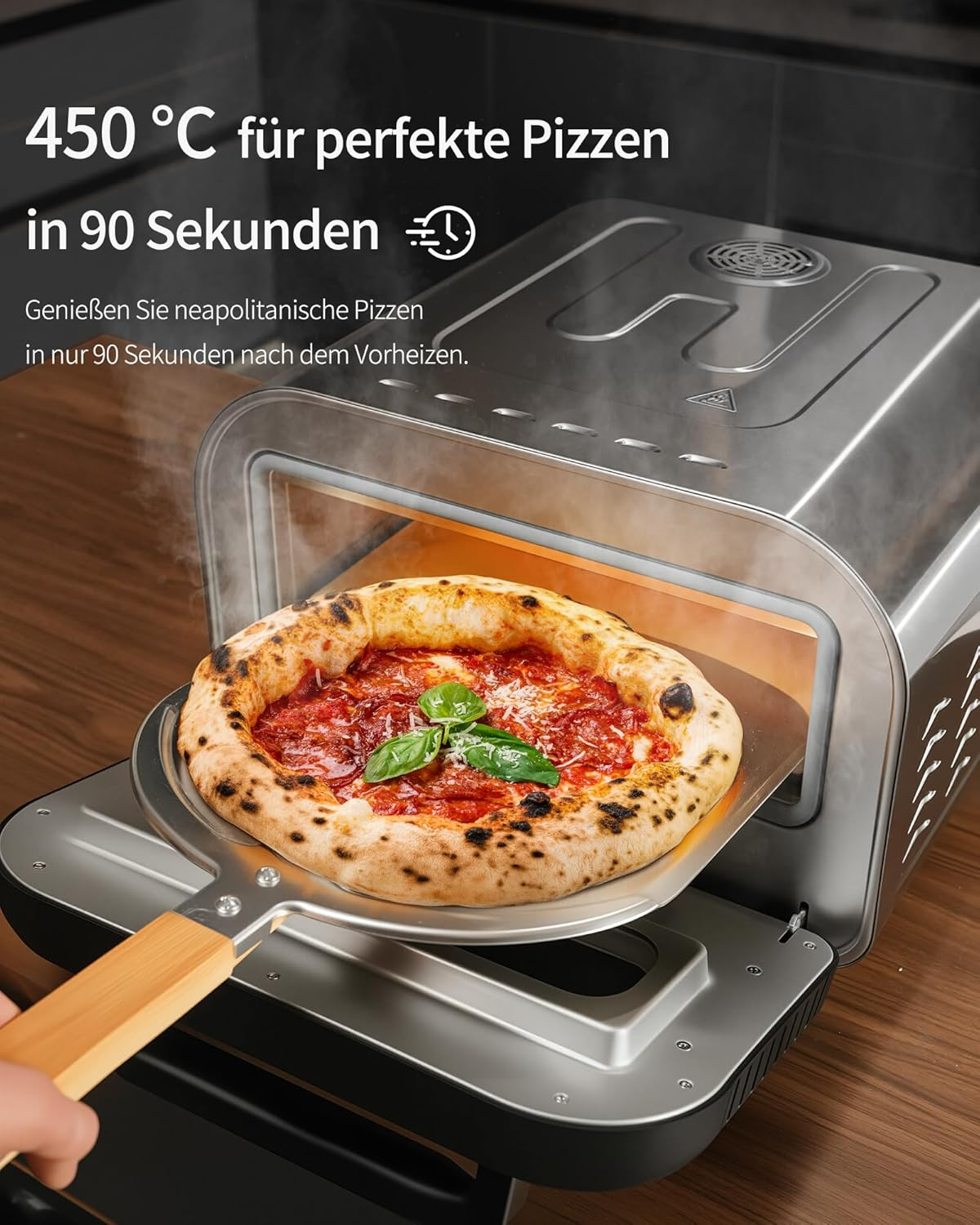 Eine frische Pizza auf einem Schieber vor einem heißen Pizzaofen mit Dampf.