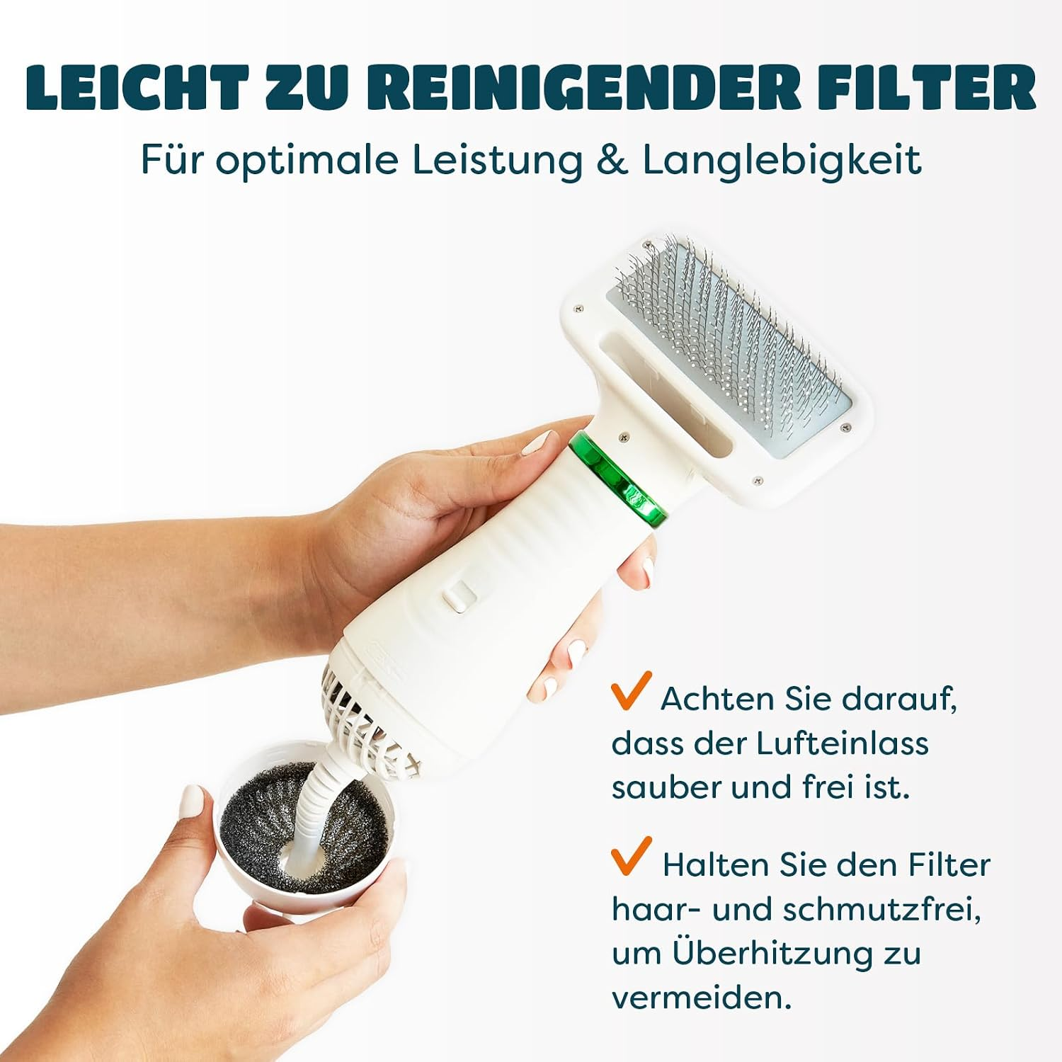 Eine Person reinigt eine weiße Haustierbürste und ein Trocknungsgerät über einem kleinen Behälter.
