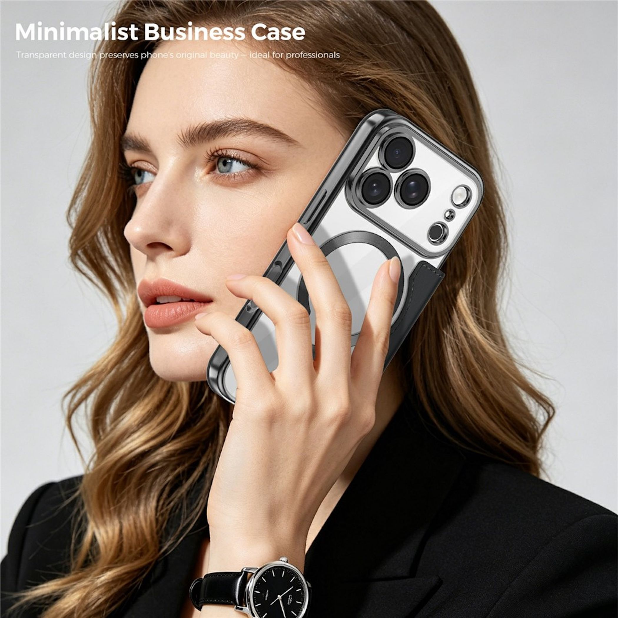 Eine Frau in einem schwarzen Blazer hält ein Smartphone mit transparenter Hülle ans Ohr.