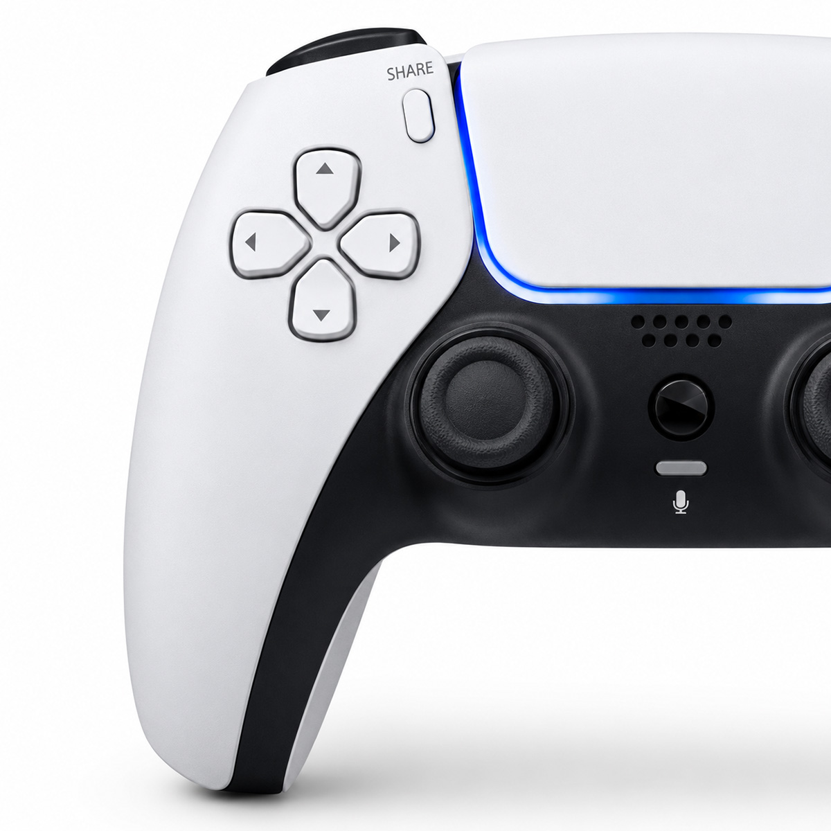 Primer plano de un mando de PS5 blanco y negro con panel táctil iluminado, cruceta y joystick analógico sobre fondo blanco.