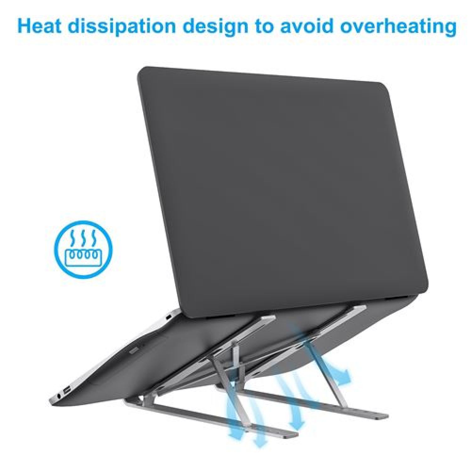 Ein Laptop auf einem silbernen Metallständer mit Wärmeableitungsdesign.
