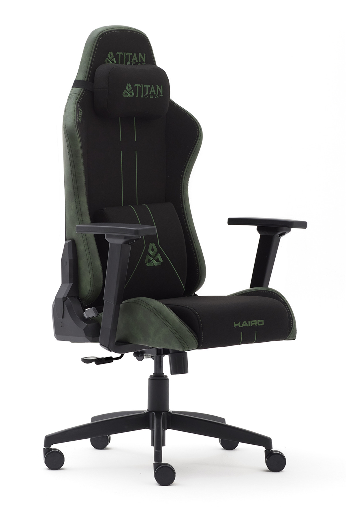 Beyaz arka plan üzerinde ayarlanabilir kolçaklar ve yastıklarla donatılmış siyah ve zeytin yeşili oyuncu koltuğu.