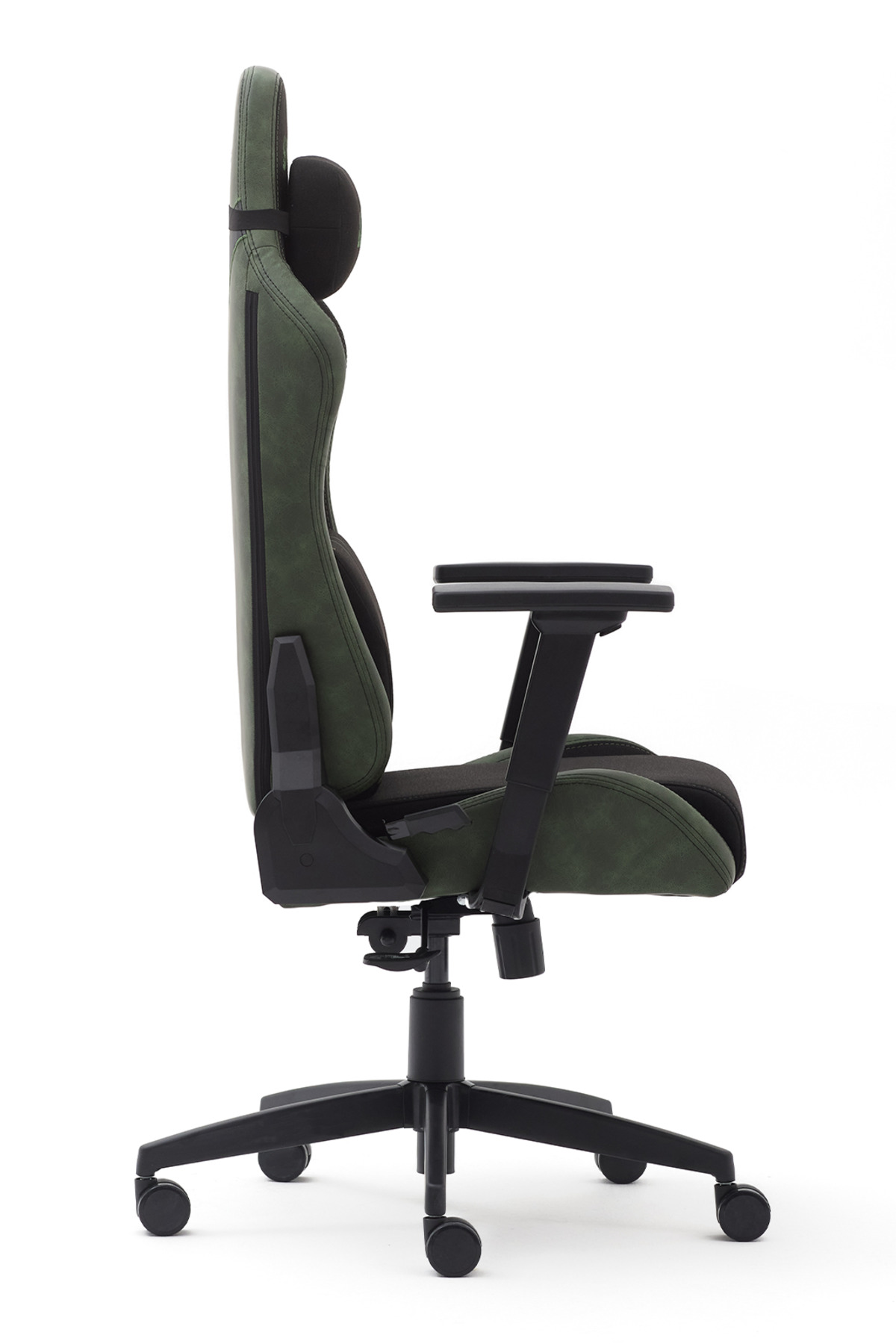 Beyaz arka planda ayarlanabilir kolçaklı ve tekerlekli, yeşil ve siyah renkli ergonomik oyuncu koltuğunun yan görünümü.