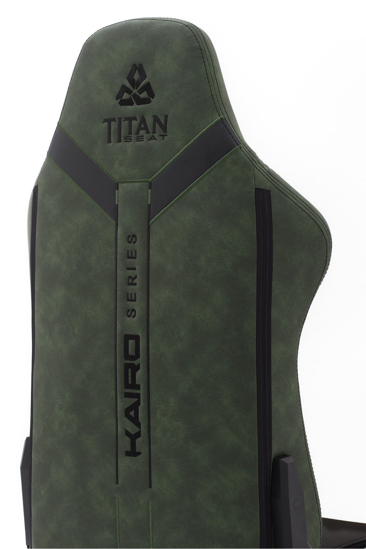Yeşil Titan Seat oyuncu koltuğu, Kairo serisi, beyaz arka planda siyah logo ve çizgili sırt görünümü.