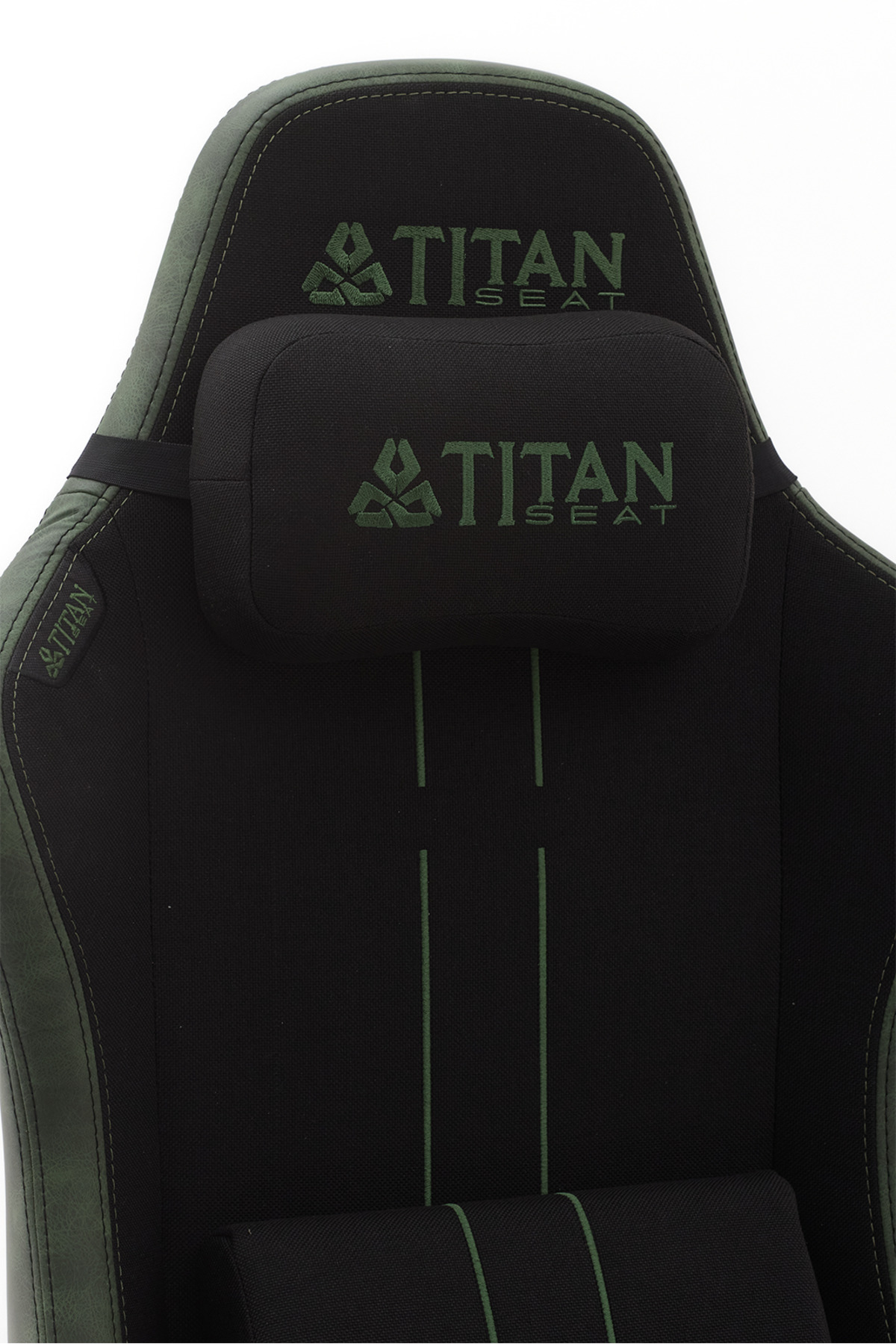 Titan Seat logolu, yeşil detaylı ve yastıklı siyah bir oyuncu koltuğu.