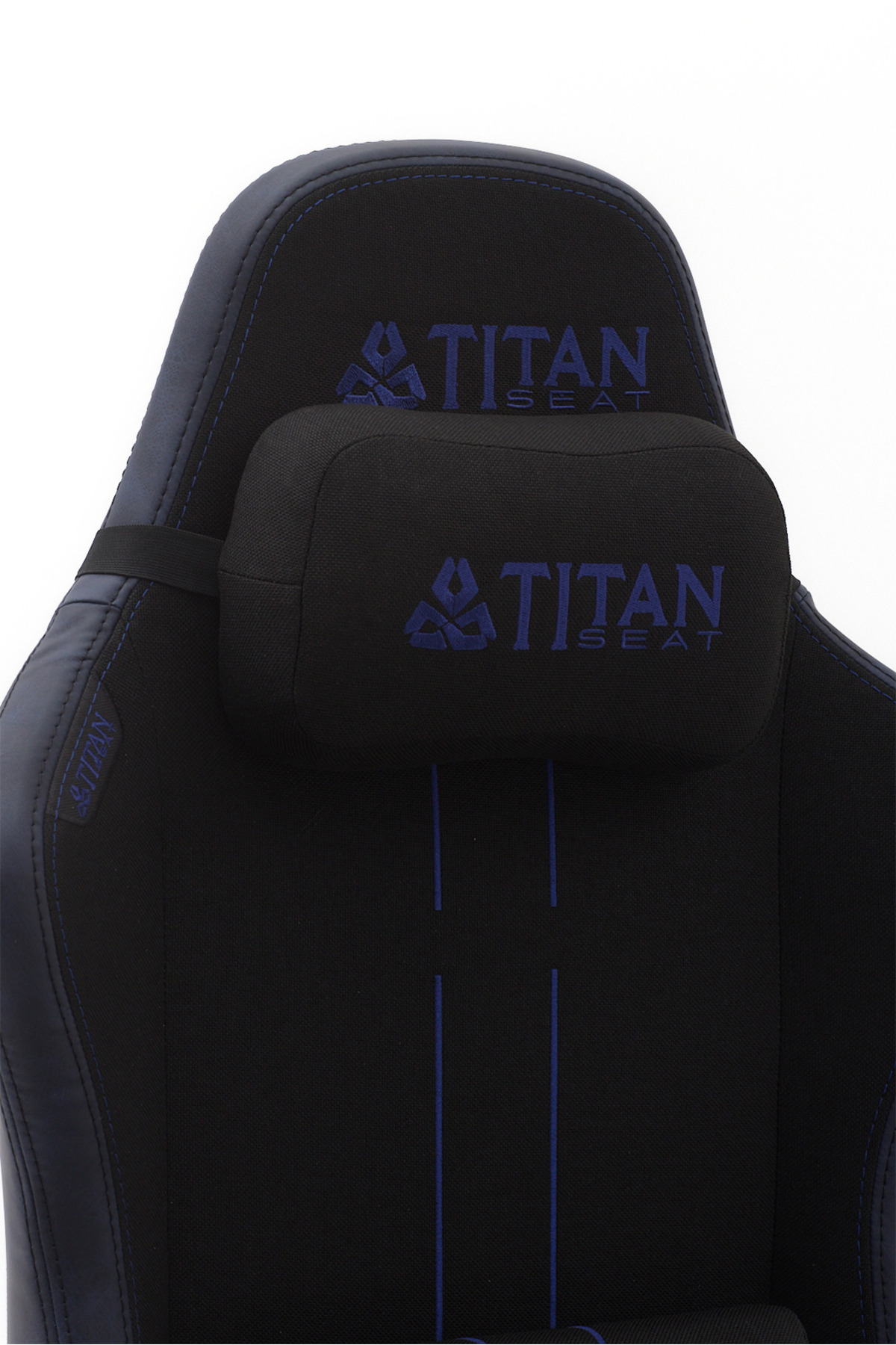 Mavi dikişli, baş yastıklı ve işlemeli logolu siyah Titan Seat oyuncu koltuğu, beyaz arka plan.