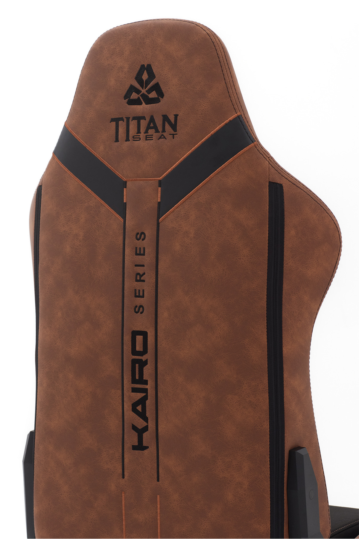 Beyaz arka planda siyah şeritli ve Titan Seat Kairo Series markalı kahverengi deri oyuncu koltuğu sırtlığı.
