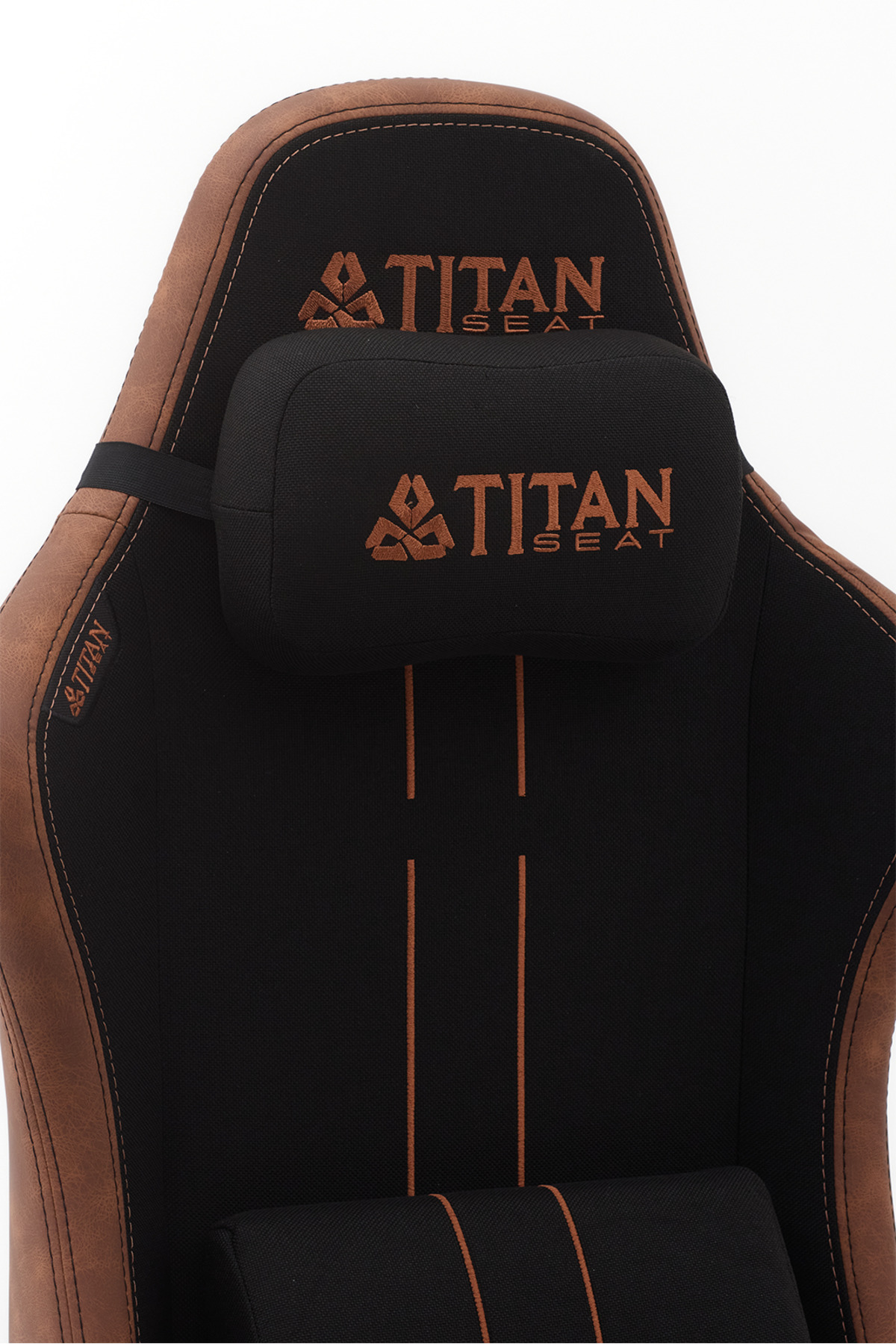 İşlemeli yastıklı siyah ve kahverengi Titan Seat oyuncu koltuğu.