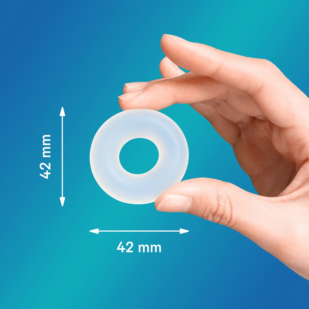 Eine Hand hält einen weißen Silikonring mit den Maßen 42 mm auf blauem Hintergrund.