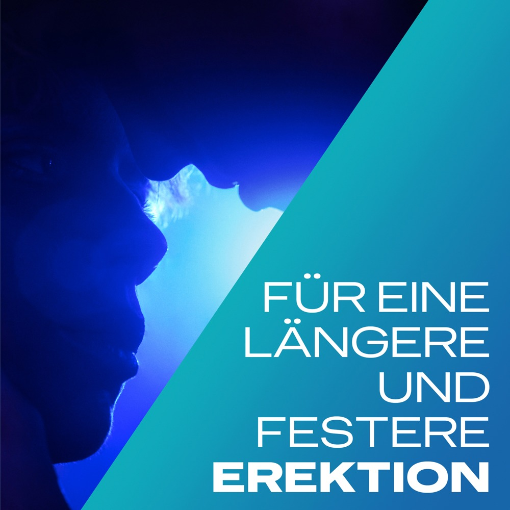 Blaue Nahaufnahme von zwei Gesichtern, getrennt durch ein geometrisches türkisfarbenes Feld mit weißem Text.