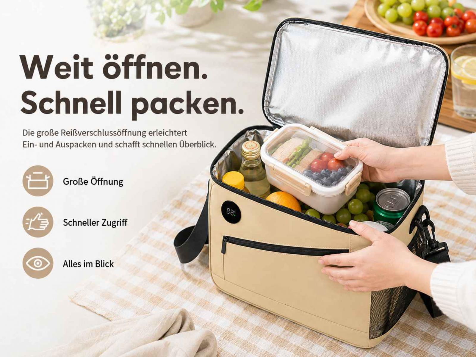Eine offene, beige Kühltasche mit Lebensmitteln und Getränken auf einem Tisch, mit Text auf der linken Seite.
