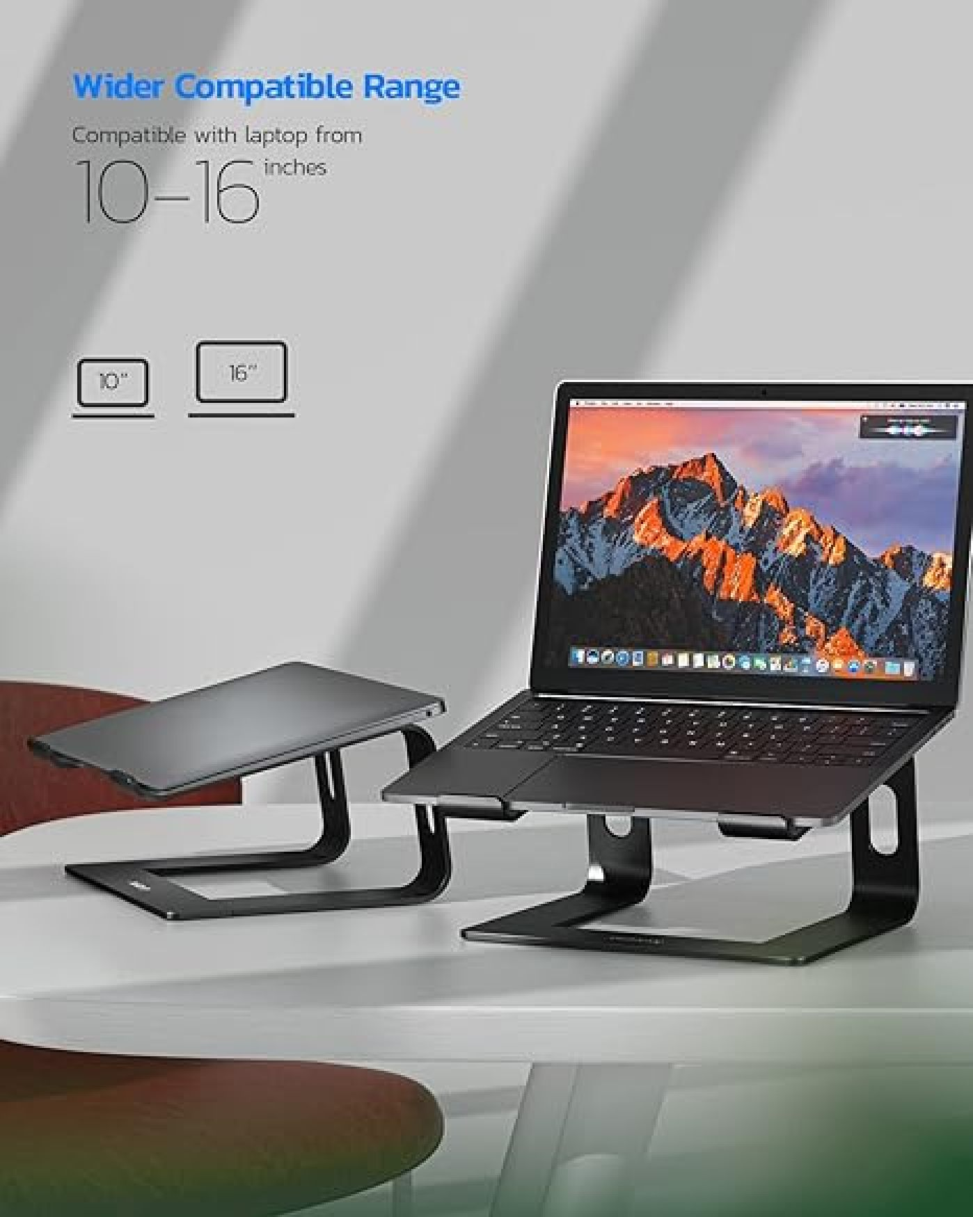 Zwei schwarze Laptopständer auf einem weißen Schreibtisch, einer hält einen Laptop.