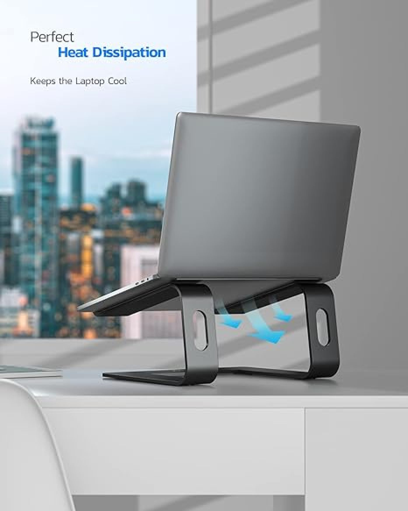 Ein Laptop auf einem schwarzen Metallständer auf einem Schreibtisch mit Text und verschwommener Stadt im Hintergrund.