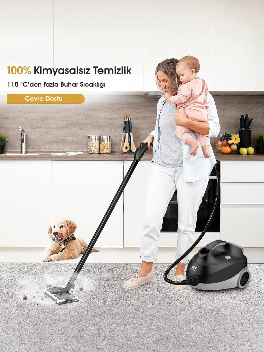Kucaginda bebek olan bir kadin, köpek izlerken halida buharki temizleyici kullaniyor.