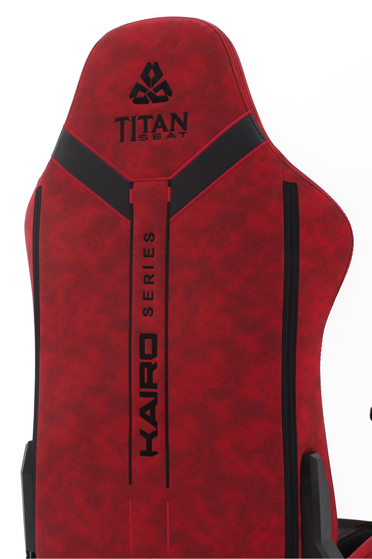 Beyaz arka planda kırmızı Titan Seat Kairo Series oyuncu koltuğu.
