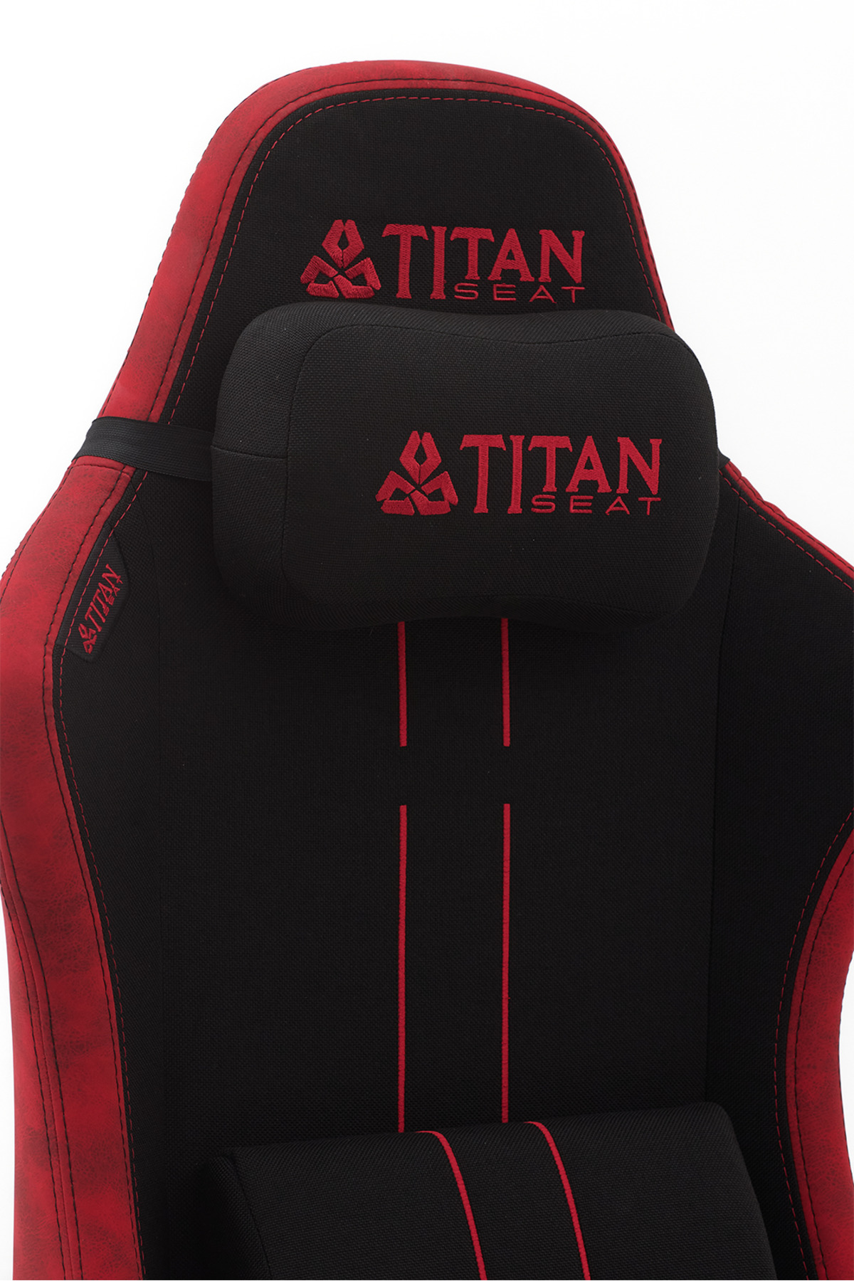 Kafalık ve kırmızı logolu siyah ve kırmızı Titan Seat oyuncu koltuğu.