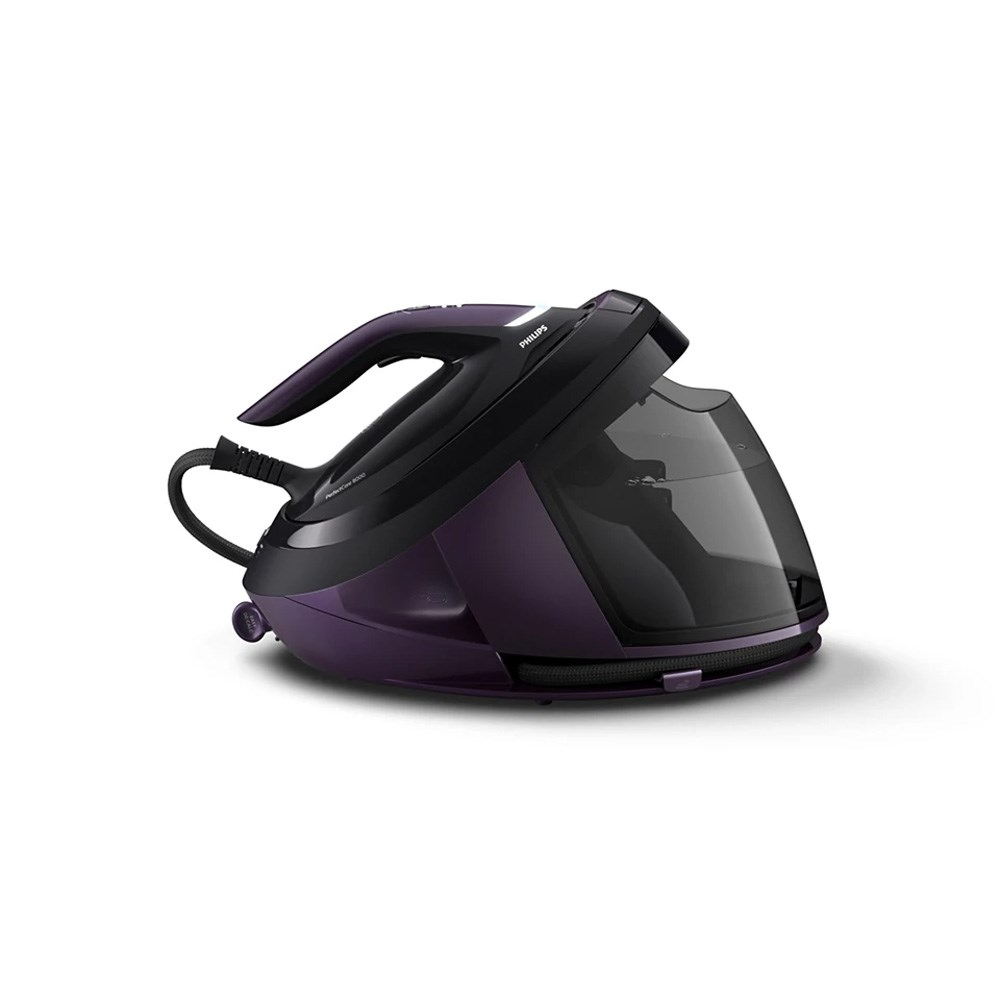 Beyaz arka planda büyük su haznesi tabanına sahip siyah ve mor renkli Philips buharlı ütü.