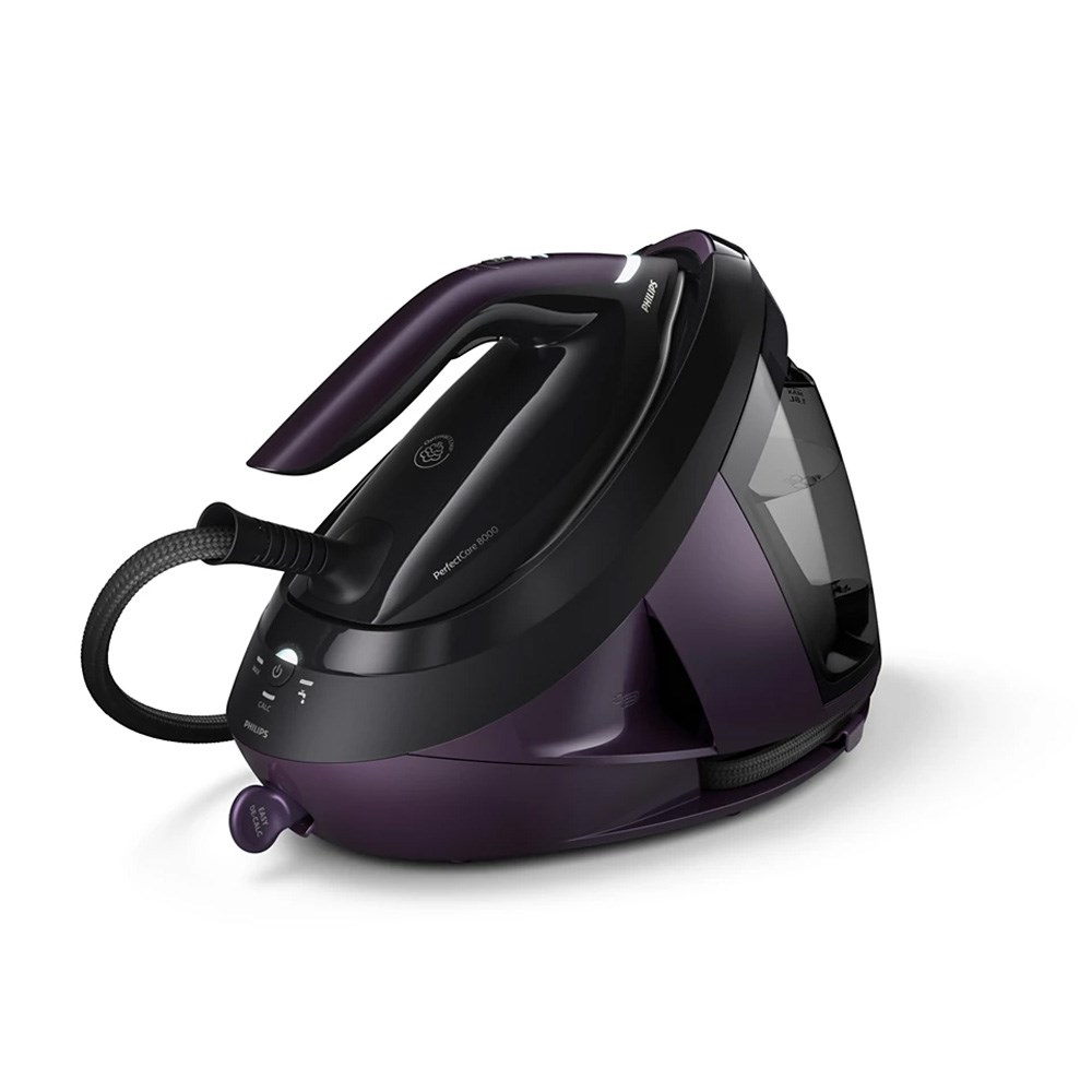 Beyaz arka planda siyah ve koyu mor renkli Philips buhar kazanlı ütü.
