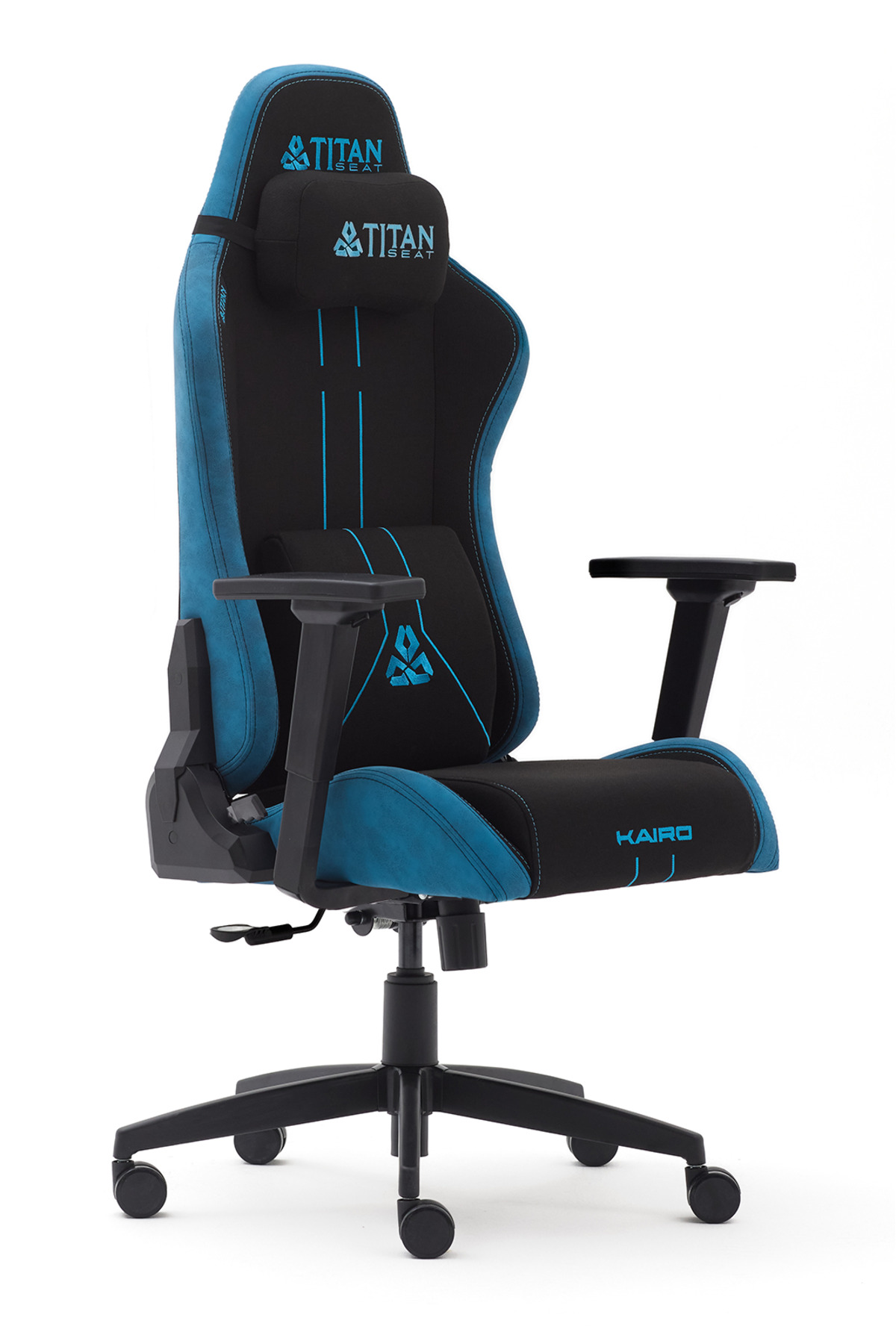 Beyaz arka planda baş destekli ve tekerlekli mavi ve siyah bir Titan Seat oyuncu koltuğu.