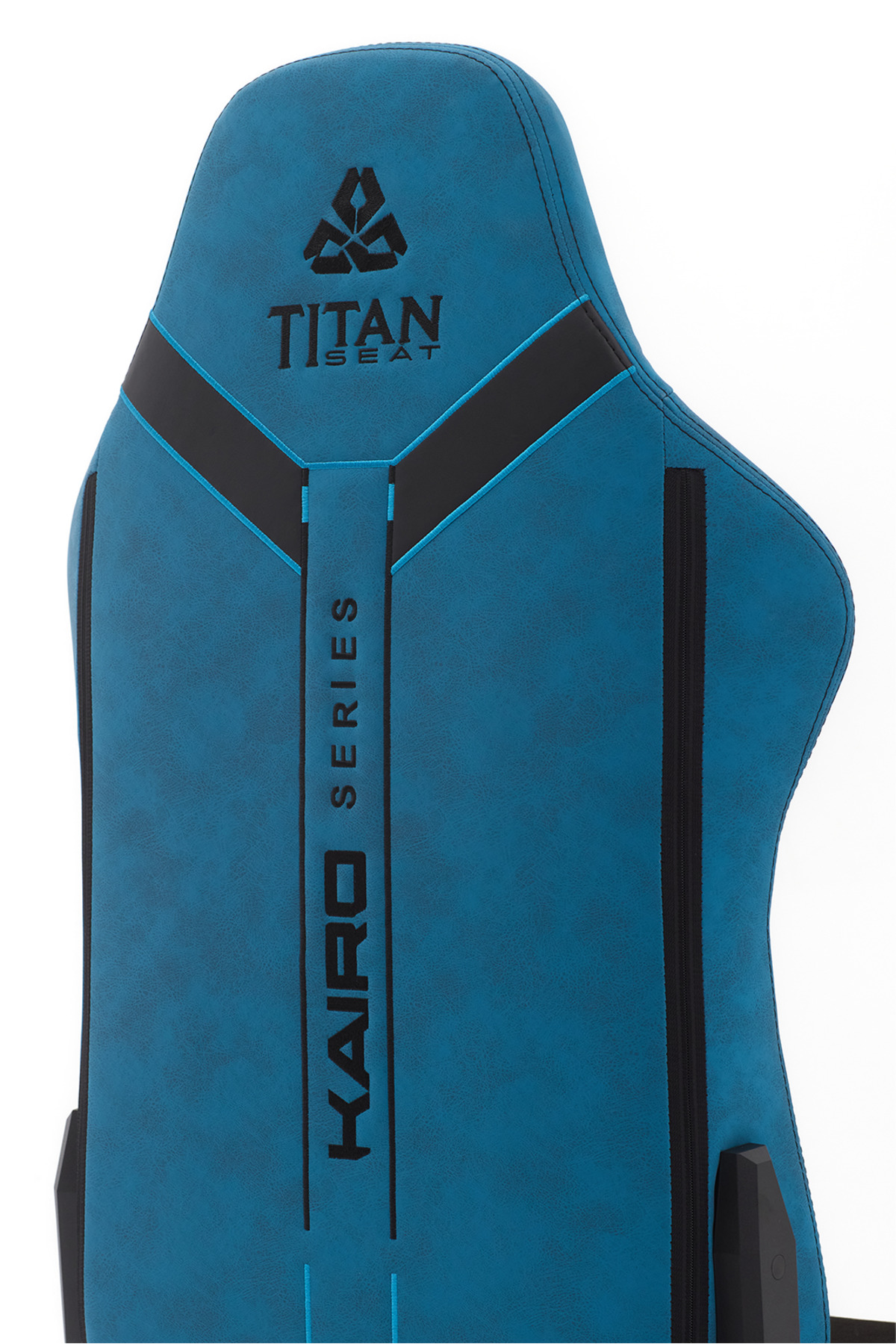 Beyaz arka planda siyah detaylar ve marka logoları bulunan mavi Titan Seat Kairo Series oyuncu koltuğu arkalığı.