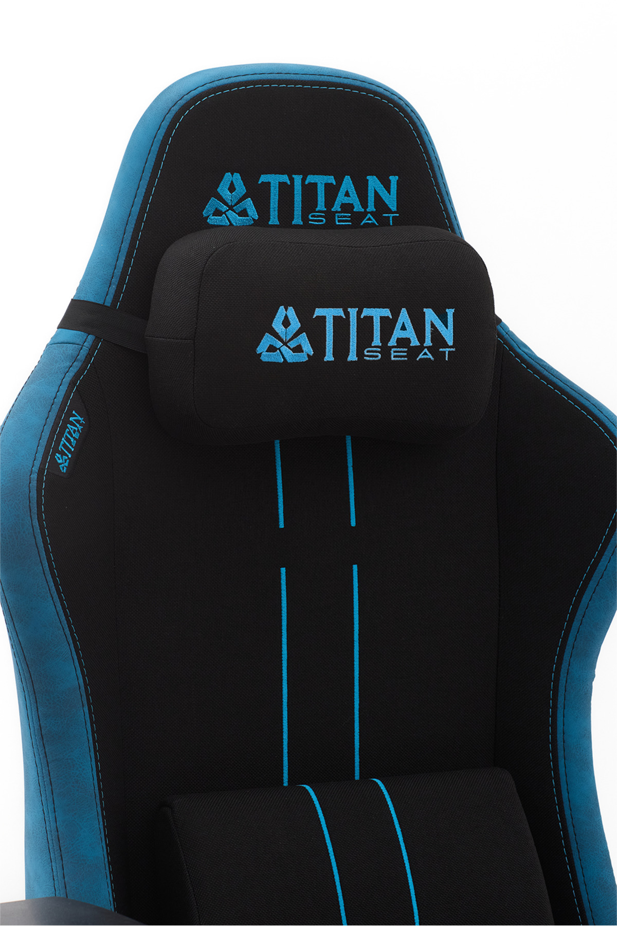 Titan Seat logolu siyah ve mavi oyuncu koltugu.