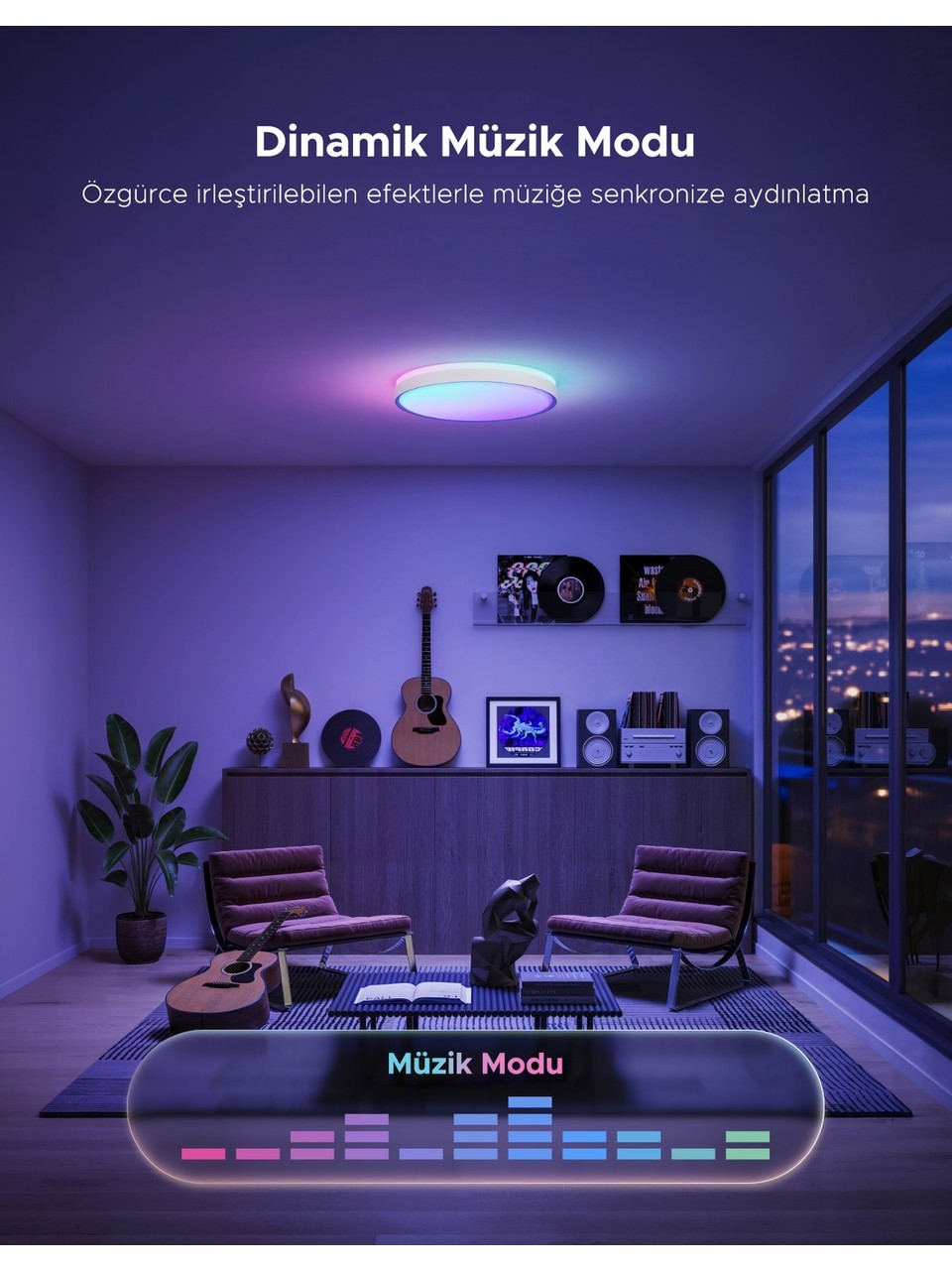Renkli akıllı tavan lambaları, gitar, iki sandalye ve altta müzik görselleştirici grafik bulunan oturma odası.