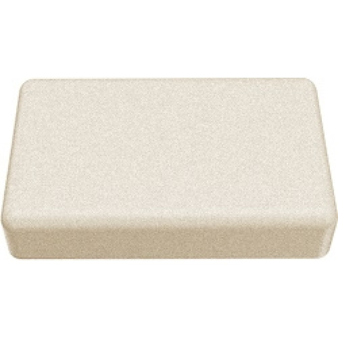 Un blocco di pietra rettangolare beige con bordi arrotondati su sfondo bianco.
