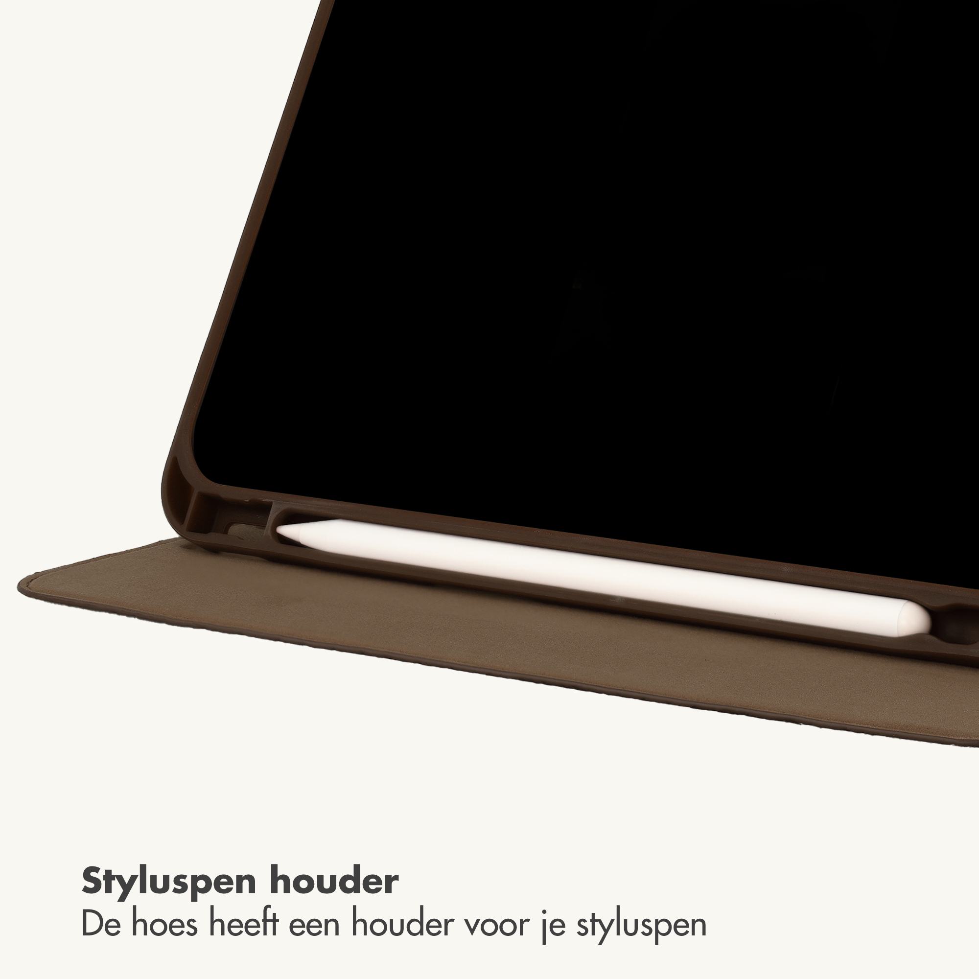 Close-up van een tablet in een bruine hoes met een witte styluspen in de houder.