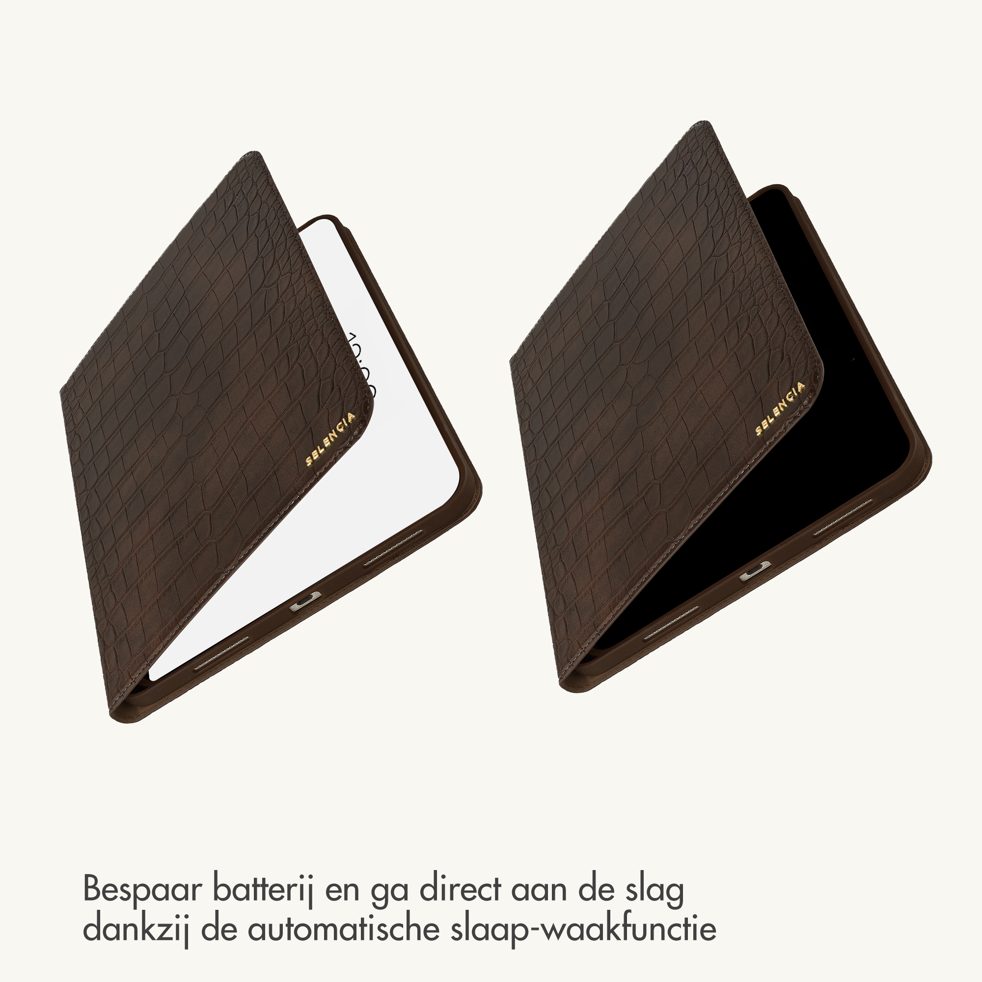 Twee bruine croco e-reader hoesjes met gouden logo tegen lichte achtergrond, tekst onderaan.