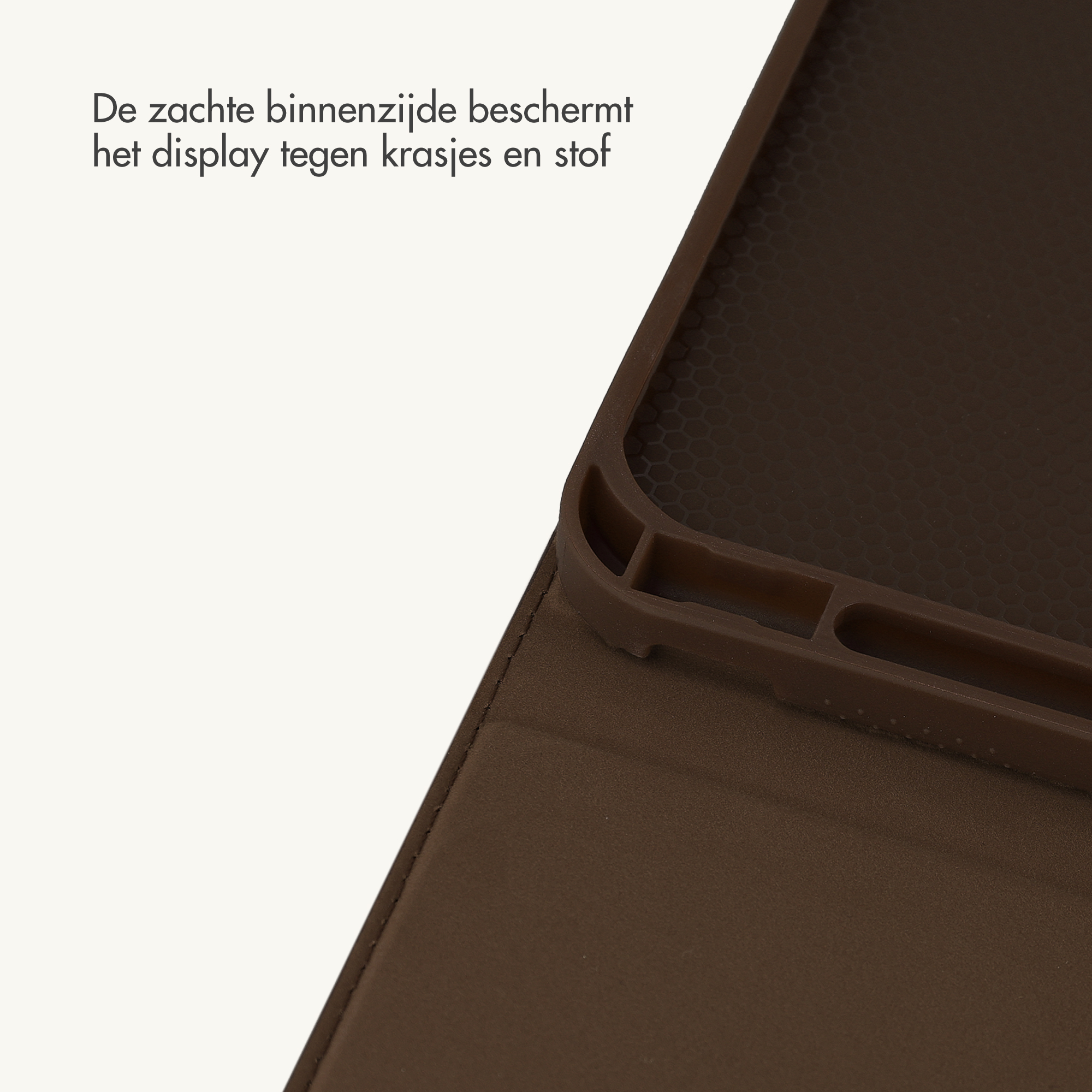 Close-up van een bruine telefoonhoes met zachte binnenzijde en Nederlandse tekst op de witte achtergrond.