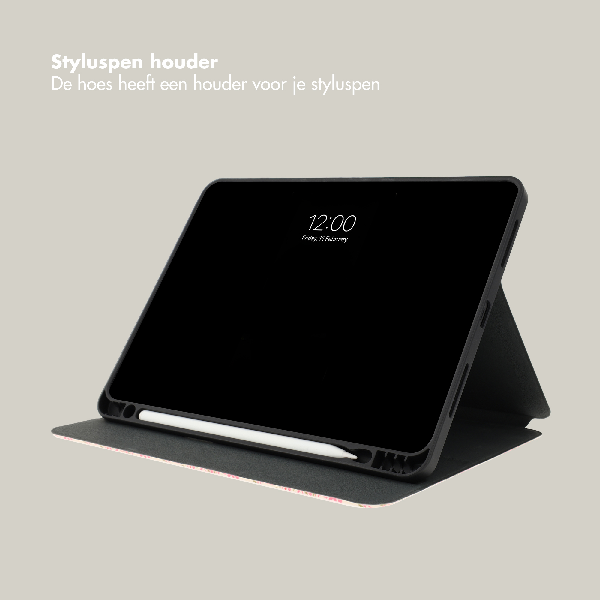Een zwarte tablet in een standaard met geïntegreerde stylus houder en witte stylus.