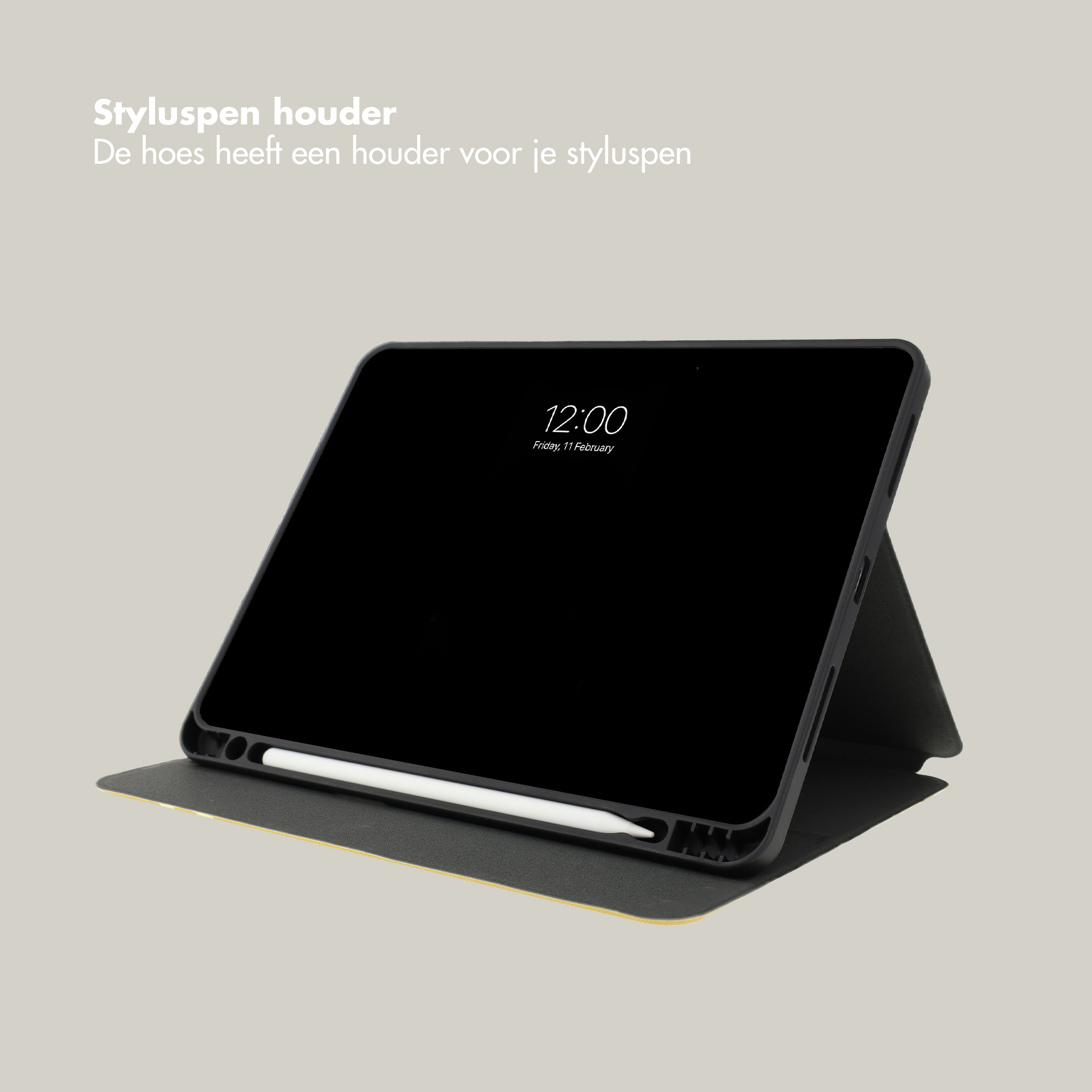 Zwarte tablet in hoes met geïntegreerde witte styluspenhouder tegen een lichte achtergrond.