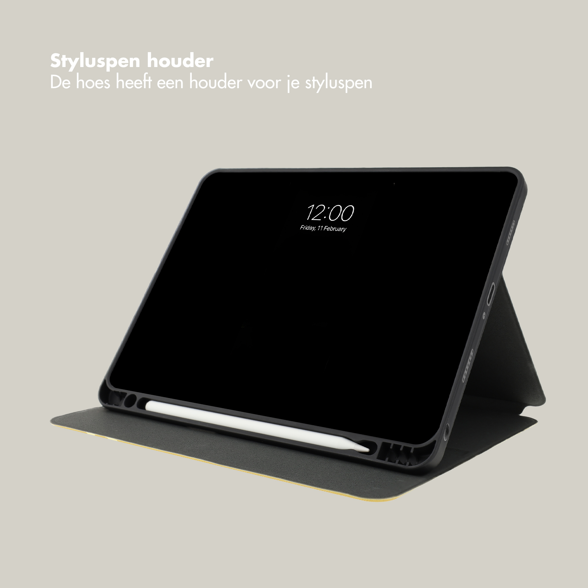 Une tablette dans un étui de protection noir avec un porte-stylet intégré sur fond clair.
