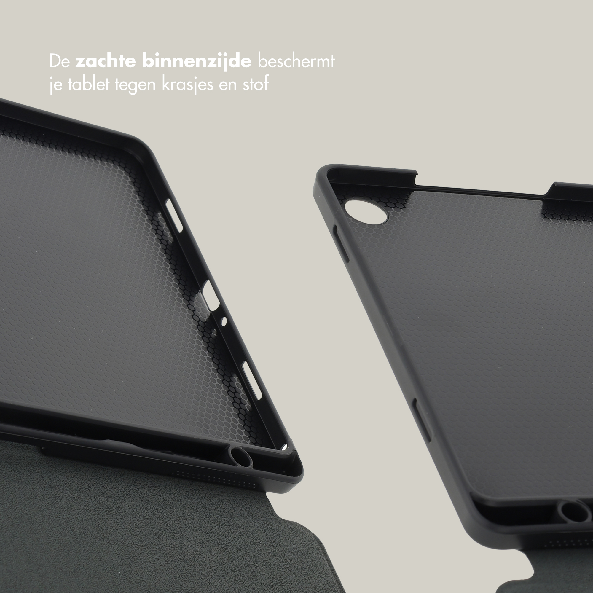 Deux étuis de tablette noirs avec intérieur texturé en nid d'abeille sur fond clair.
