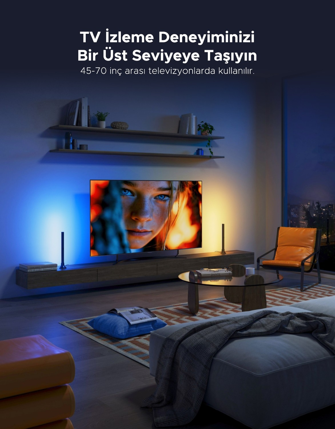 Mavi ve turuncu ışıklarla aydınlatılmış, kadın yüzü gösteren TV'li modern bir oturma odası.