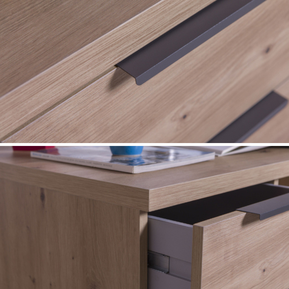 Primo piano di una cassettiera in legno con maniglie nere e un cassetto aperto con riviste sopra.