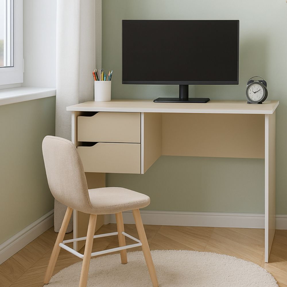 Una scrivania beige con monitor, portapenne e orologio, abbinata a una sedia coordinata.
