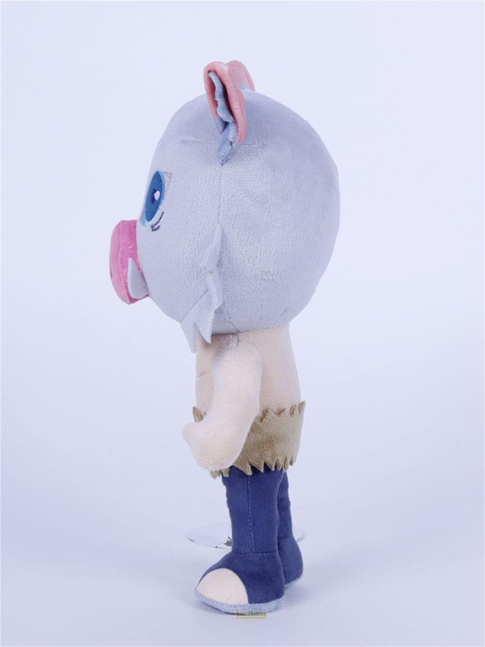 Un peluche de Inosuke de Demon Slayer con su máscara de jabalí gris, pantalones azules y zapatos blancos.