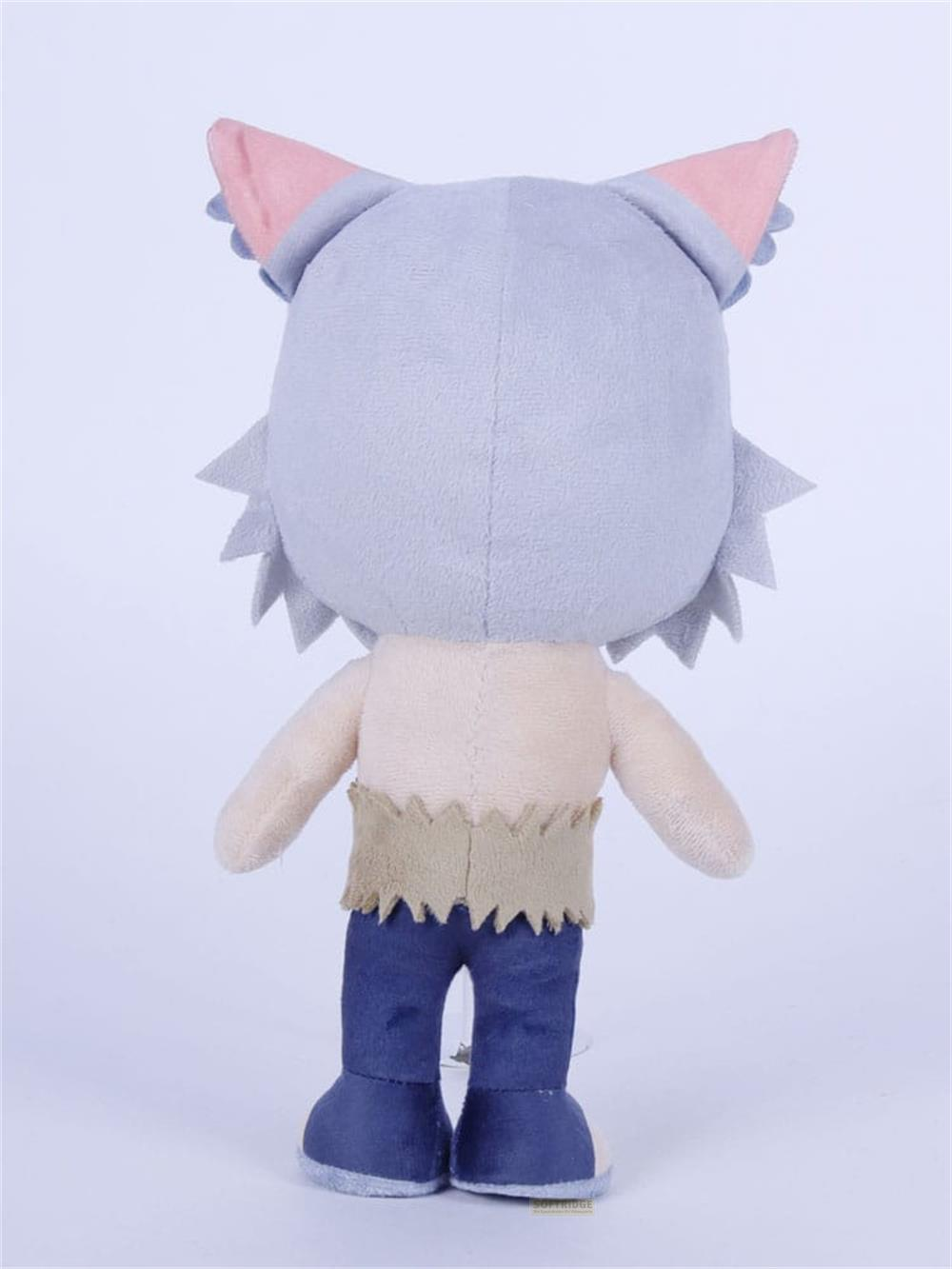 Vista posterior de un peluche con cabello gris, orejas rosas, cinturón de piel y pantalones azules sobre fondo blanco.