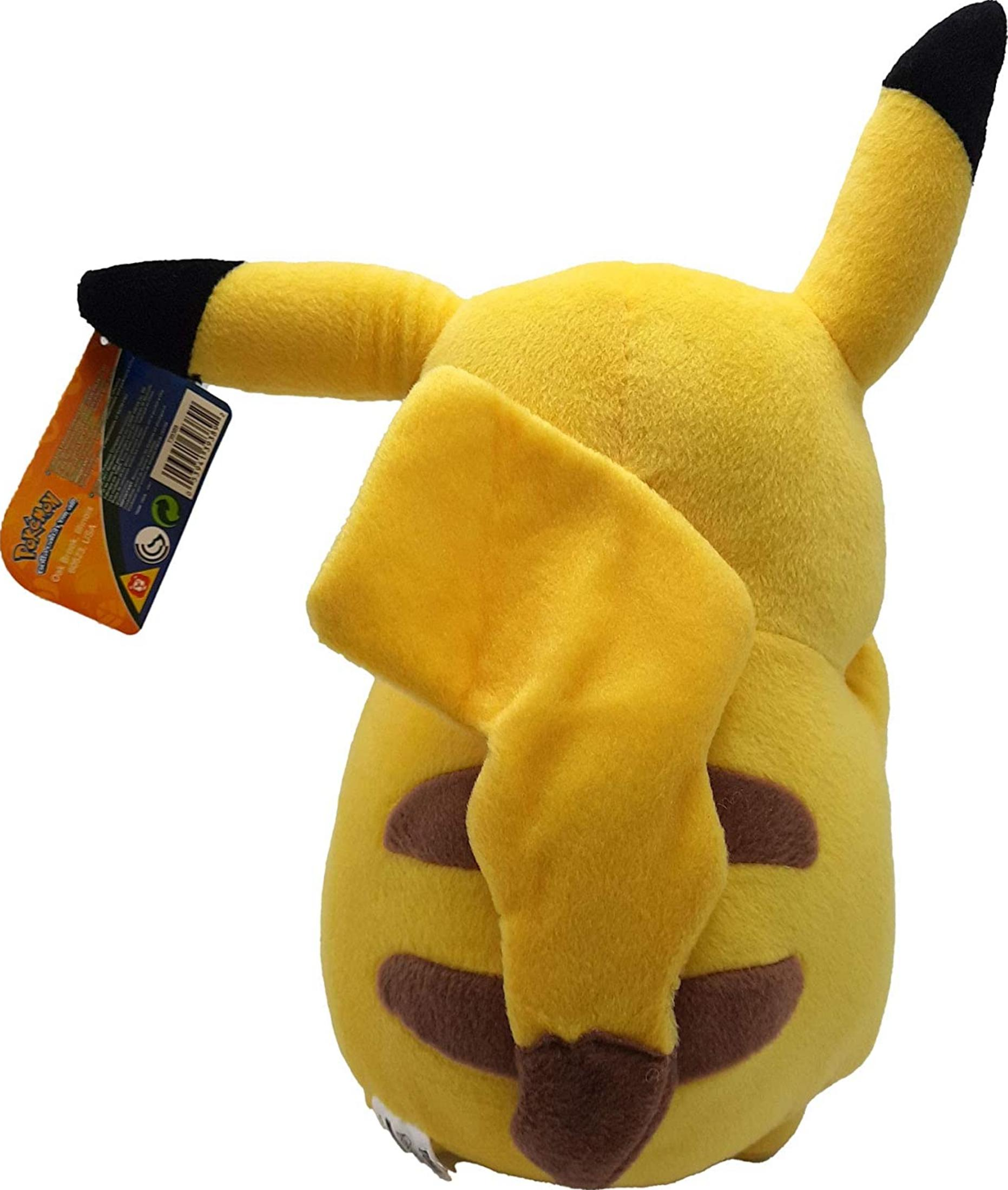 Vista trasera de un peluche de Pikachu con cuerpo amarillo, orejas con punta negra y rayas marrones.