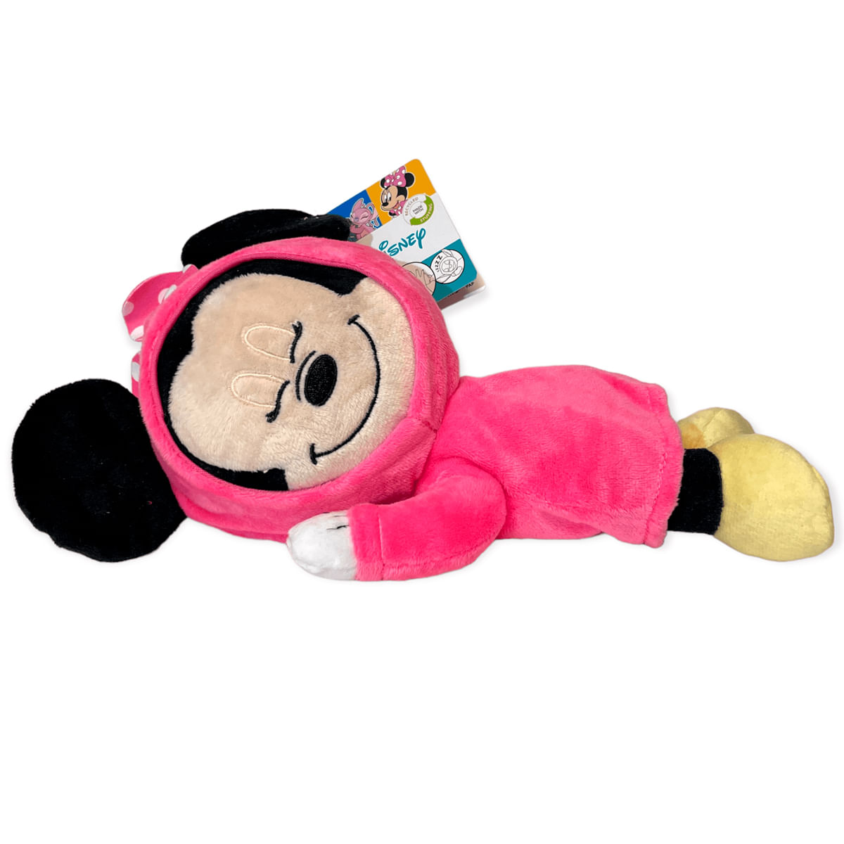 Un peluche de Mickey Mouse con pijama rosa yace de lado con los ojos cerrados.