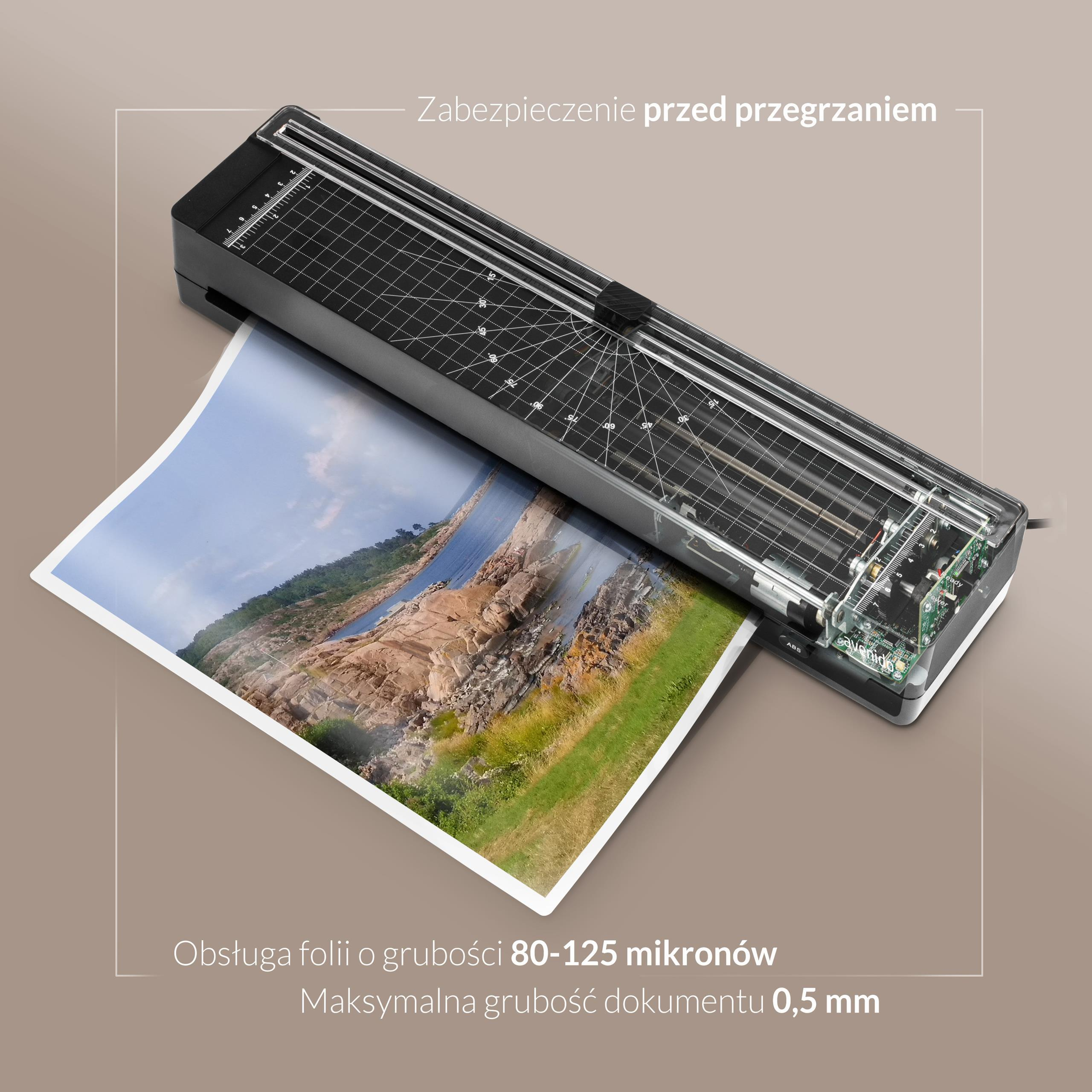 Laminator z trymerem do papieru przetwarza zdjęcie przedstawiające skaliste wybrzeże.