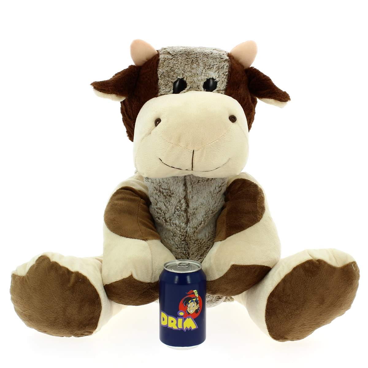 Una vaca de peluche marr ón y blanca está sentada en un fondo blanco sosteniendo una lata azul.