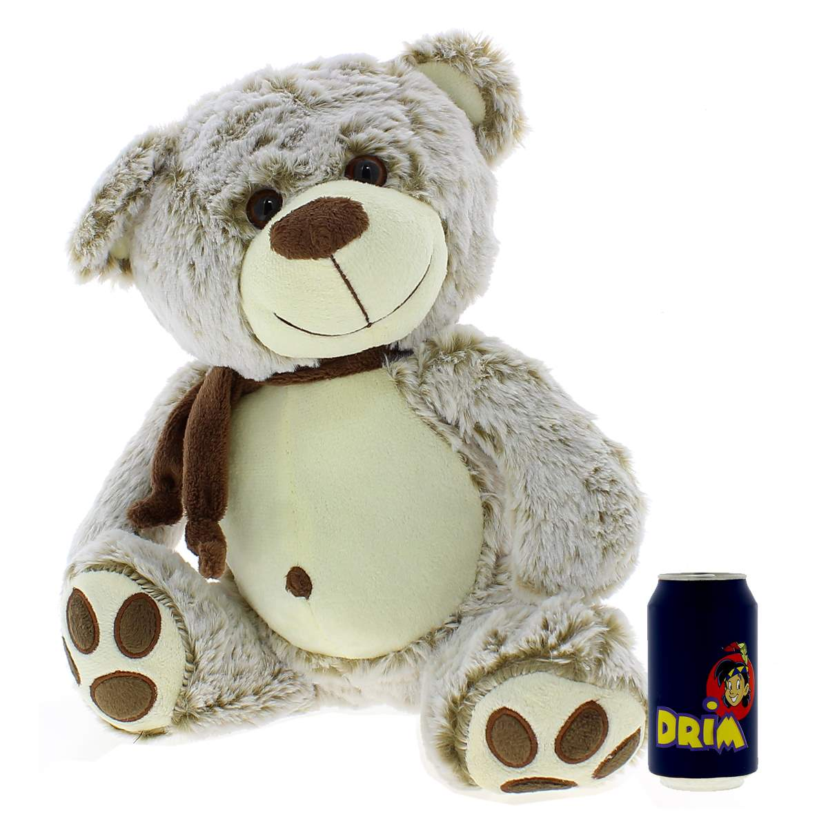 Un osito de peluche beige esponjoso con bufanda marrón se sienta junto a una lata de refresco azul oscura.