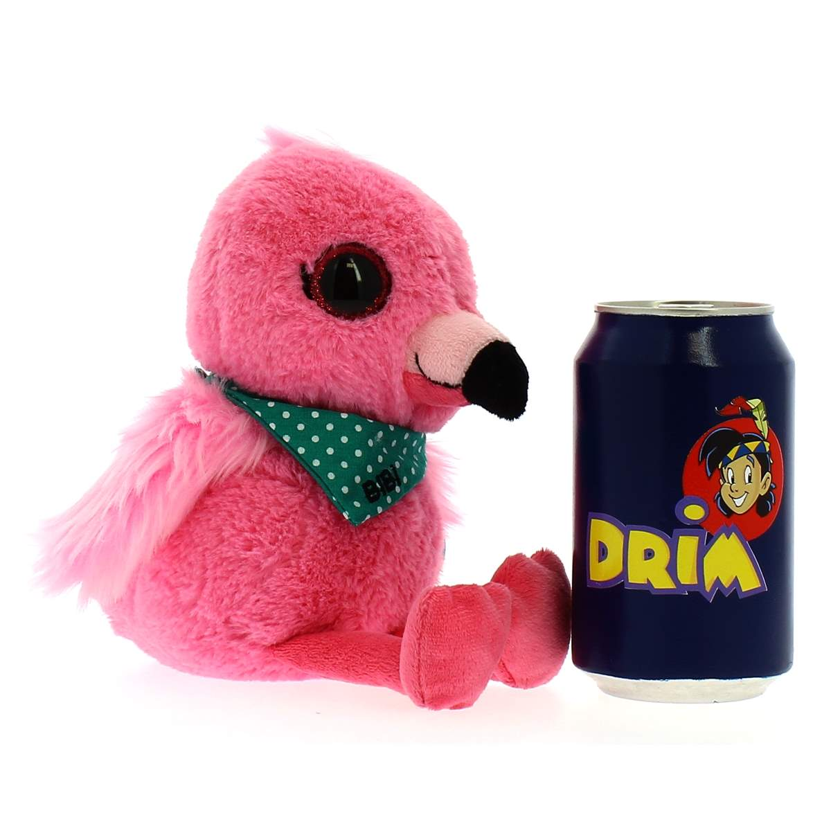 Un flamenco de peluche rosa con pañuelo verde sentado junto a una lata azul.