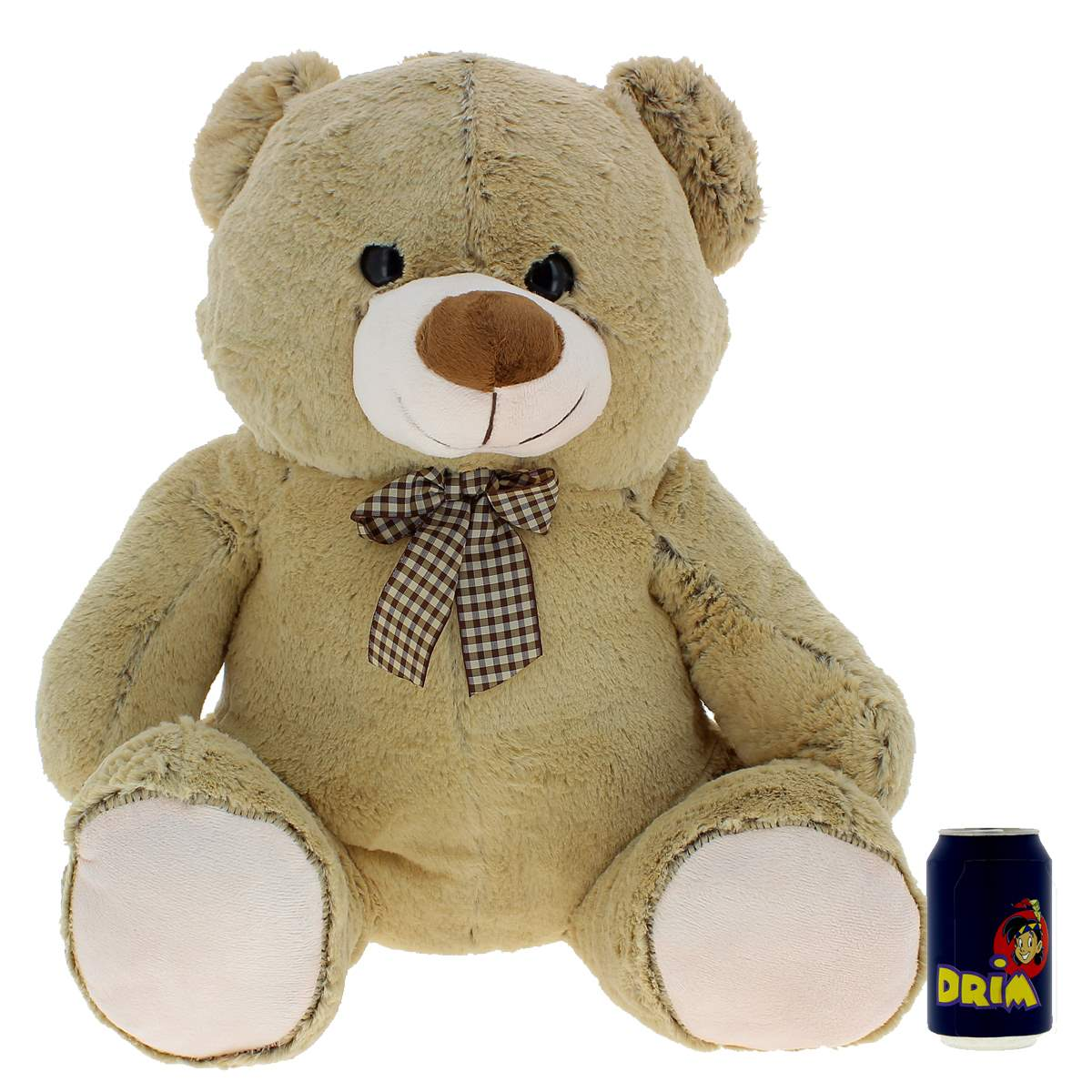 Oso de peluche beige con un lazo marrón y una lata negra pequeña.
