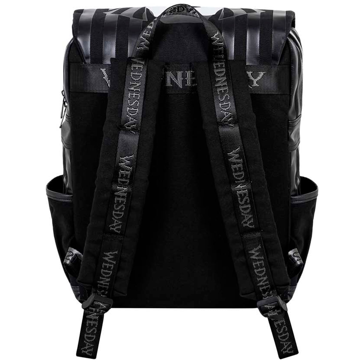 Una mochila negra con la palabra WEDNESDAY impresa repetidamente en las correas ajustables y bolsillos laterales.
